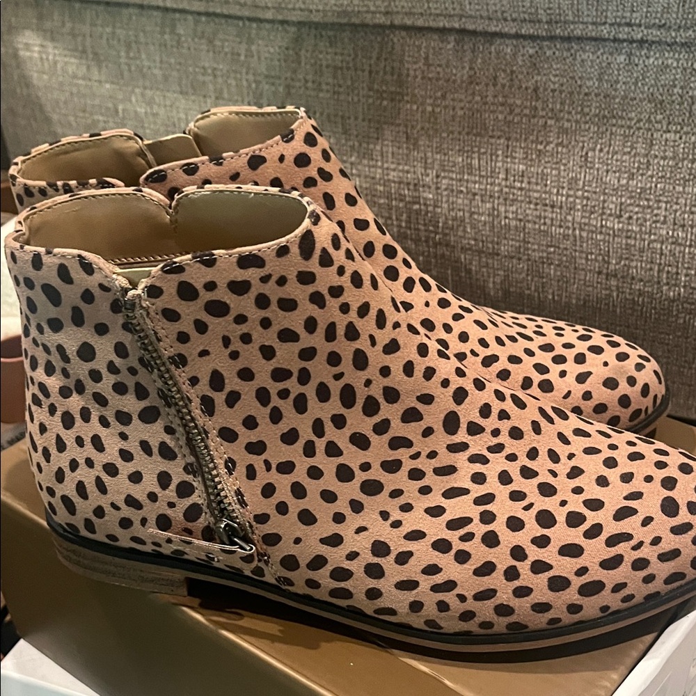 Kids size 5, women’s size 7 worn once